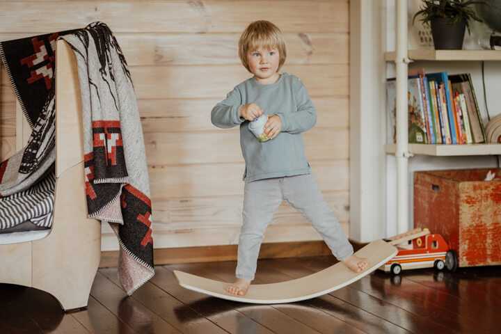 Puinen tasapainolauta harmaalla huopapohjalla