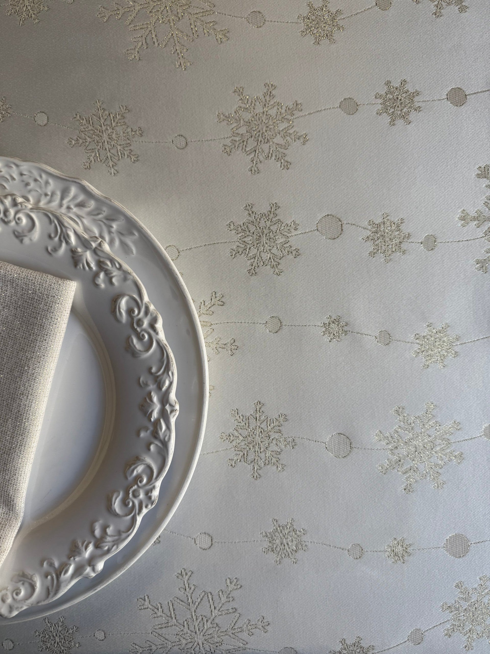 Round Tablecloth - Golden Snowfall
