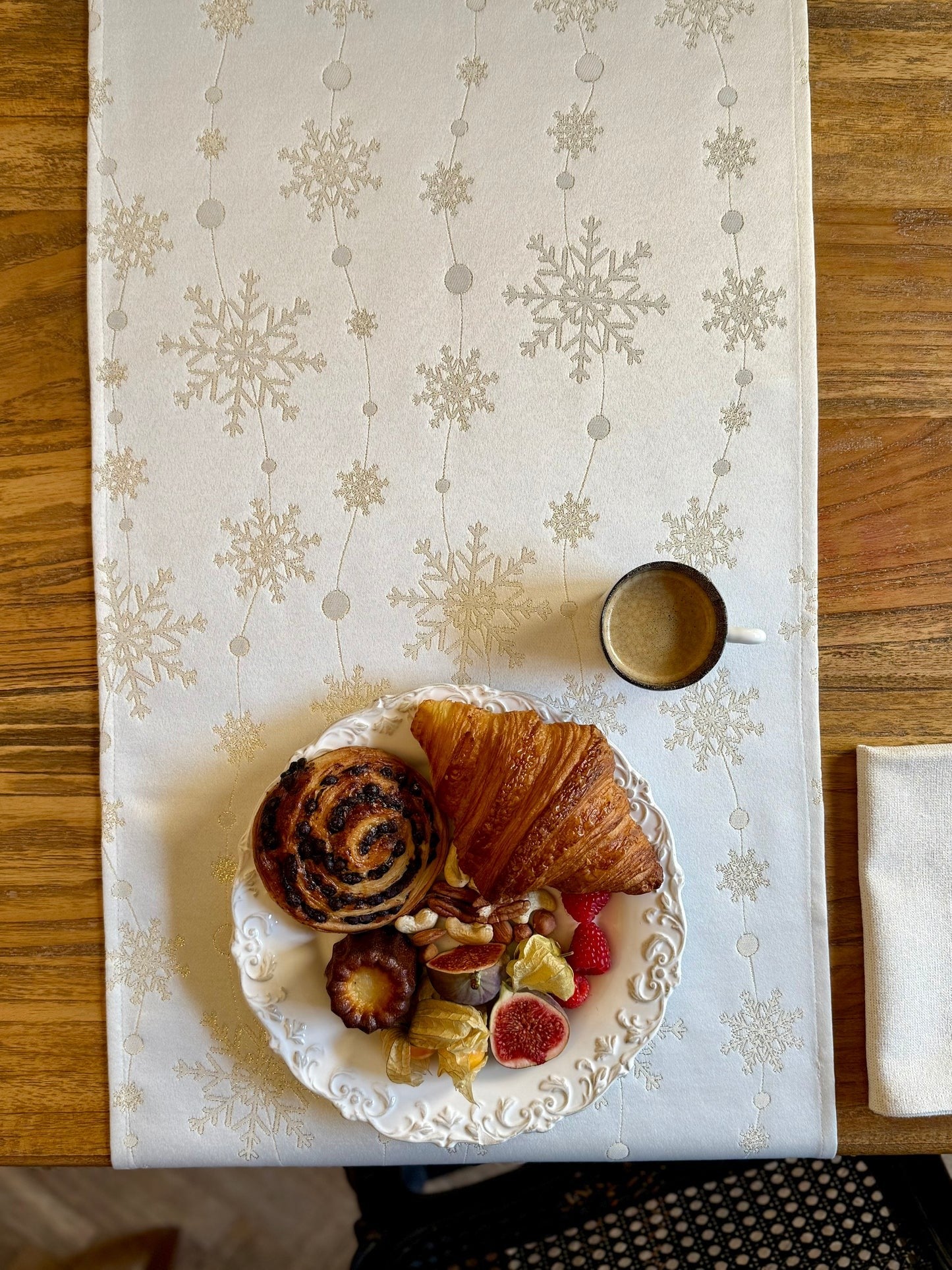 Table Runner - Golden Snowfall
